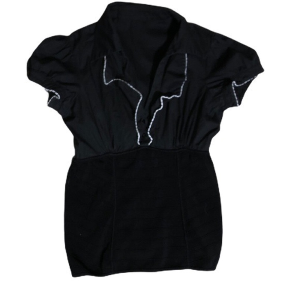 Short sleeve low-cut V-neck,  fitted bottom of top